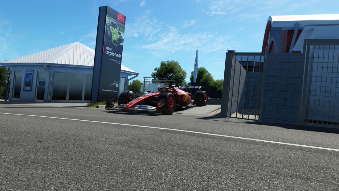 Un monoplaza cruzando el paddock