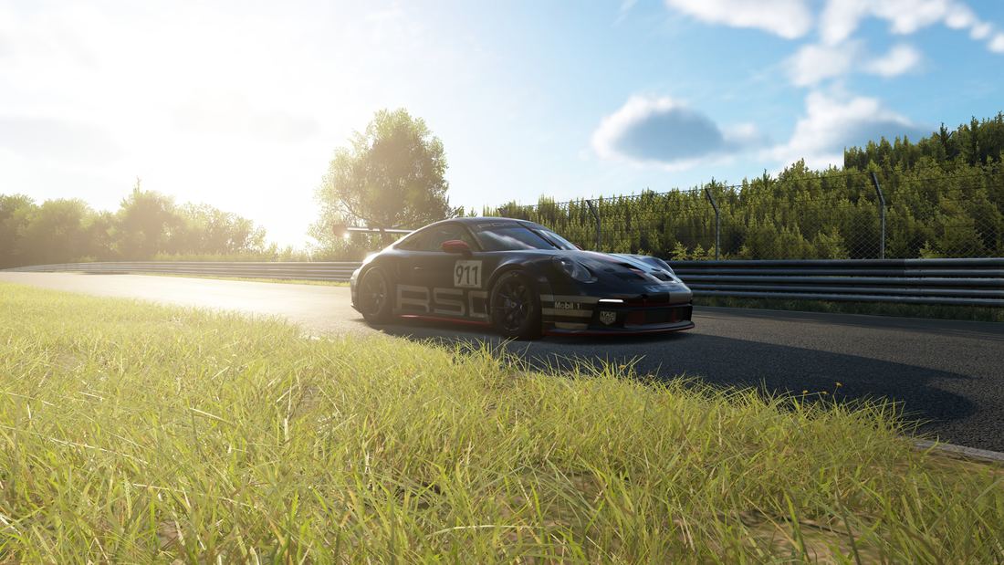 Porsche 911 GT3 Cup a contraluz en la Nordschleife