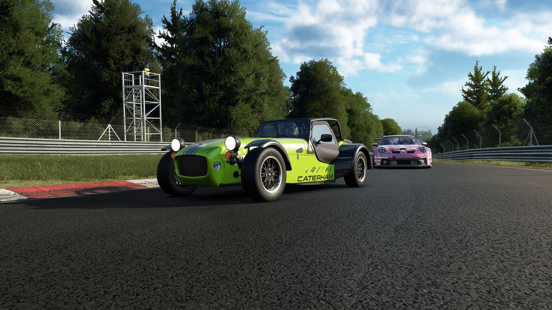 Un Caterham y un 911 Cup compartiendo tanda