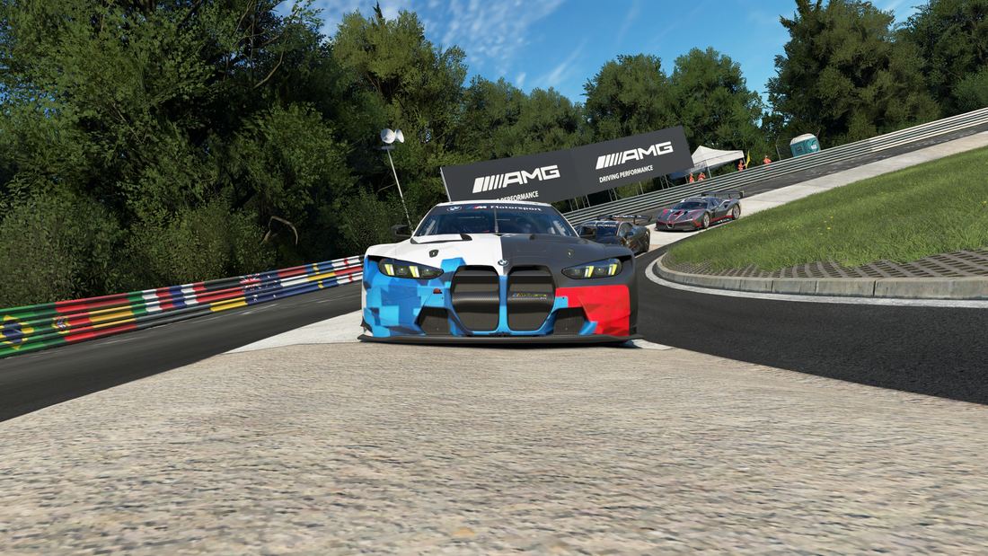 BMW M4 GT3 pisando el piano interior