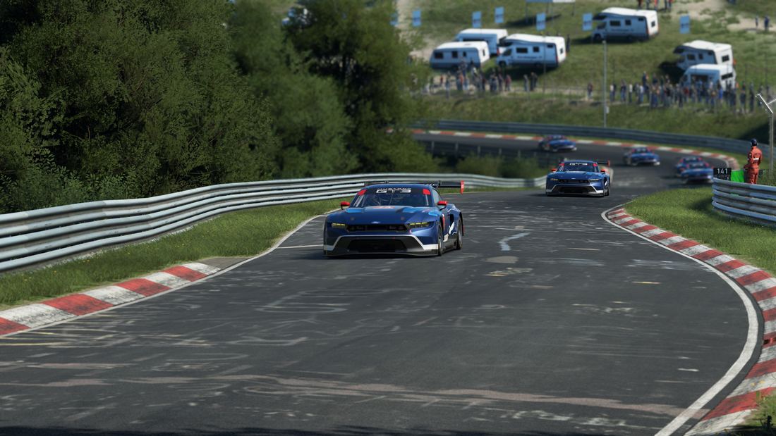 Mustang GT3 con la afición al fondo